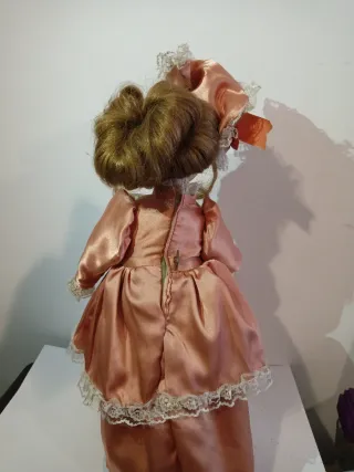 Muñeca de porcelana, con música.