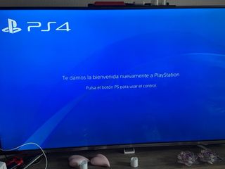 PS4 funcionando + mando DualShock 4