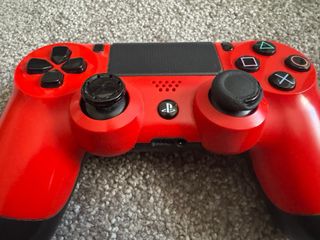 PS4 funcionando + mando DualShock 4