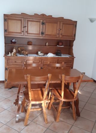 Mobile con tavolo e sedie