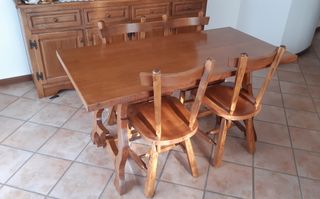 Mobile con tavolo e sedie