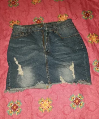 Minigonna di jeans strappata