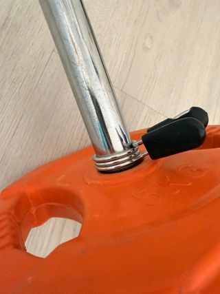 Barra de gimnasio con discos naranjas