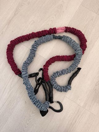 Barra de gimnasio con discos naranjas