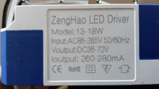 Lámpara de techo de cristal.Cuesta 40€ . 30x30 cm