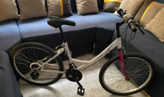 Bicicleta blanca y rosa