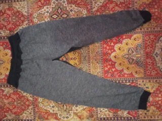 Pantalón Adidas Gris con Logo Verde