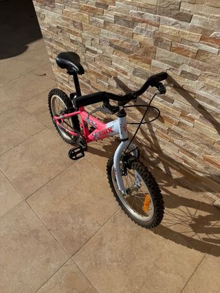 Bicicleta infantil rosa y blanca