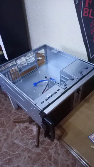 Chasis de ordenador vacío