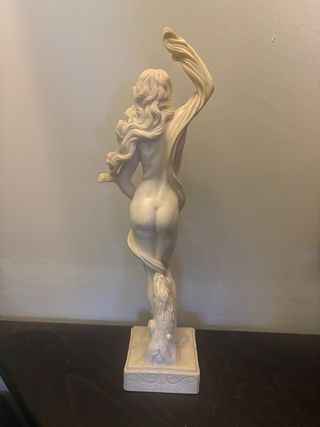 Statua femminile vintage in resina