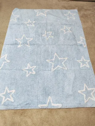 Alfombra infantil estrellas azul lavable