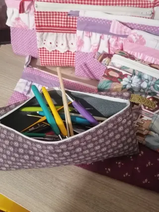 Neceser estampado floral y cuadros