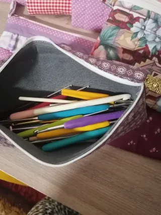 Neceser estampado floral y cuadros