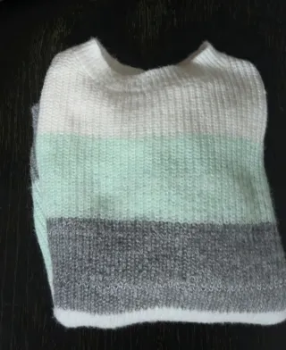 Jersey de rayas verde, gris y blanco