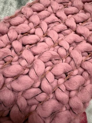 Sciarpa filato spesso con frange rosa antico