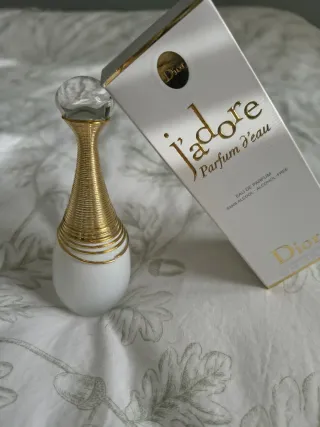 Botes de colonia vacíos de diferentes marcas.