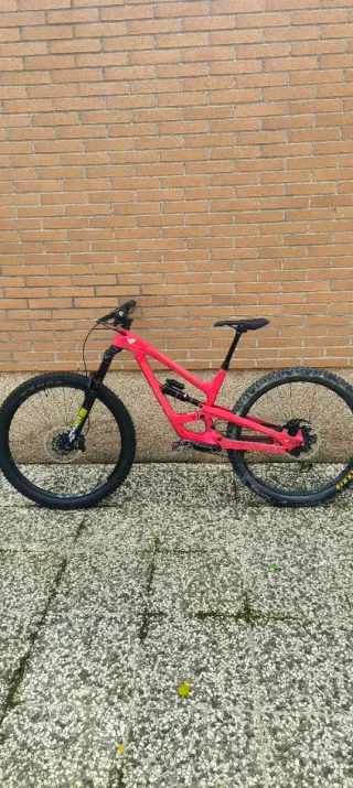 YT Capra CF pro