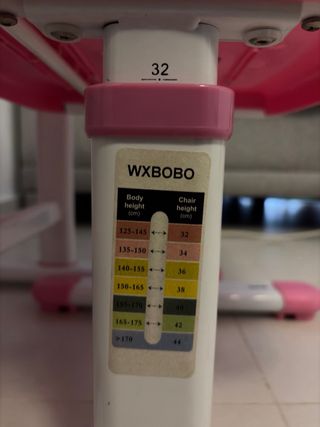 Escritorio infantil con lámpara y silla