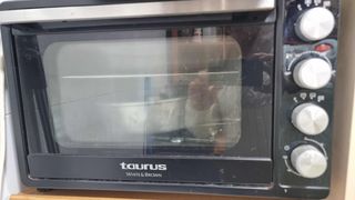 Horno Taurus Blanco y Marrón