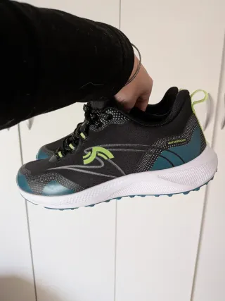 Zapatillas deportivas negras y verde azulado
