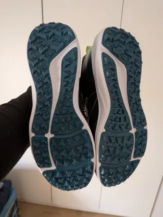 Zapatillas deportivas negras y verde azulado