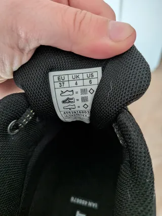 Zapatillas deportivas negras y verde azulado