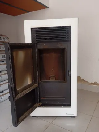 Estufa de pellets Karmel con 8 sacos de pellets