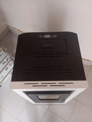 Estufa de pellets Karmel con 8 sacos de pellets