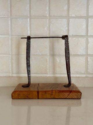 Raschietto stivali antico in ferro e legno