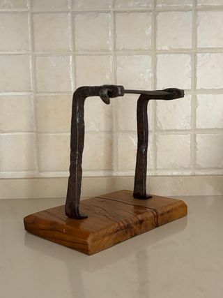 Raschietto stivali antico in ferro e legno