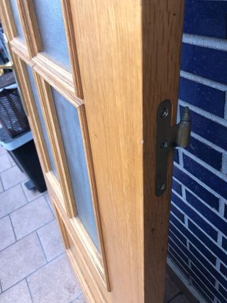 Puerta de madera con cristales