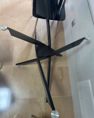 Mesa cristal y 4 sillas polipiel negras