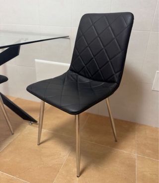 Mesa cristal y 4 sillas polipiel negras