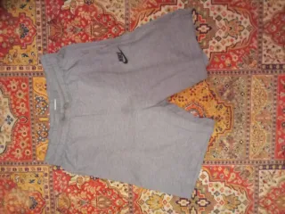 Pantalón corto Nike gris