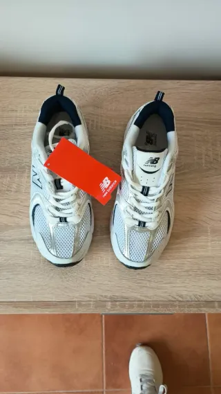New Balance 530 Plata y Blanco