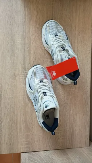 New Balance 530 Plata y Blanco
