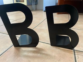 Sujetalibros metálico letra B