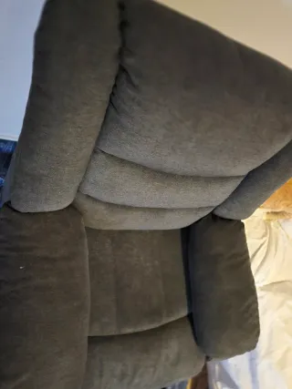 Butaca eléctrica de tela gris.