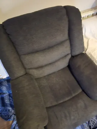 Butaca eléctrica de tela gris.