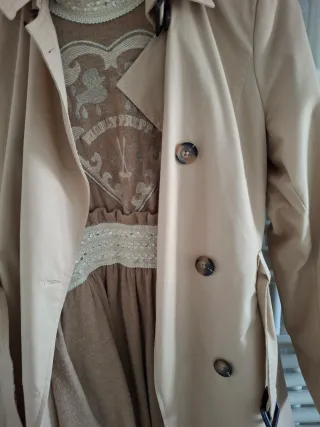 Impresionante  vestido Highly preppy  y gabardina