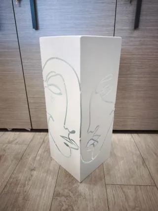 Portaombrelli in metallo bianco con incisione