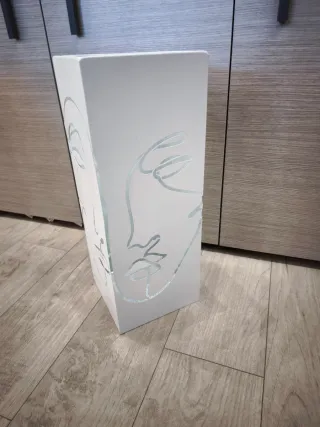 Portaombrelli in metallo bianco con incisione