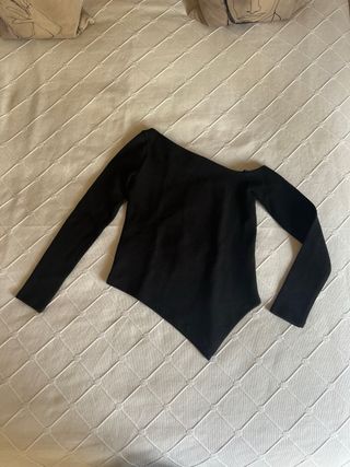 Top asimétrico manga larga negro Scalpers.Talla XS