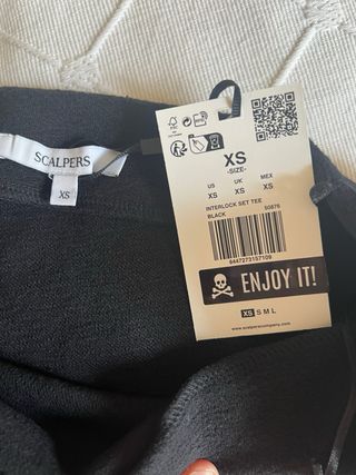 Top asimétrico manga larga negro Scalpers.Talla XS