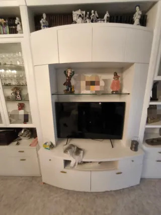 Mueble de comedor marrón con vitrinas está pintado