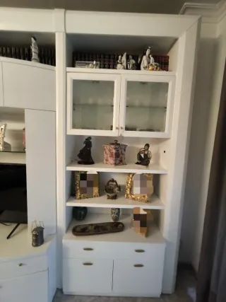 Mueble de comedor marrón con vitrinas está pintado