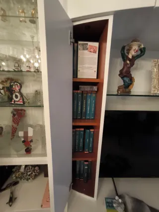 Mueble de comedor marrón con vitrinas está pintado