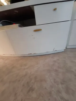 Mueble de comedor marrón con vitrinas está pintado