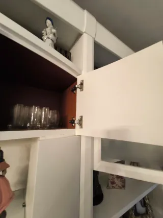 Mueble de comedor marrón con vitrinas está pintado