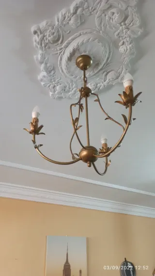 Lámpara de techo dorada con apliques